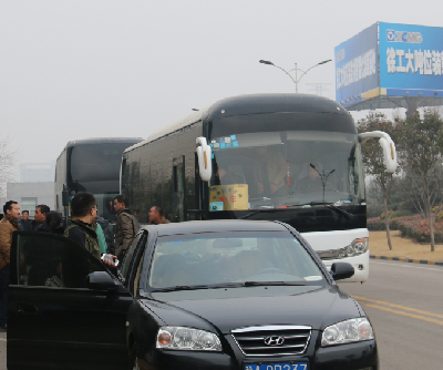 铲运客户乘坐河南路友班车到达徐工厂家