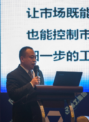 河南路友徐工起重机部经理赵志强发言