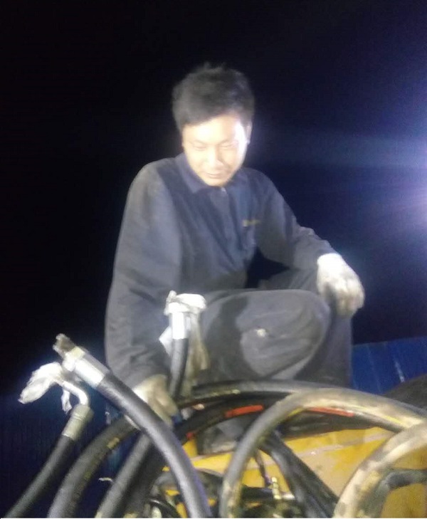 徐工道路服务正在检修故障中的压路机