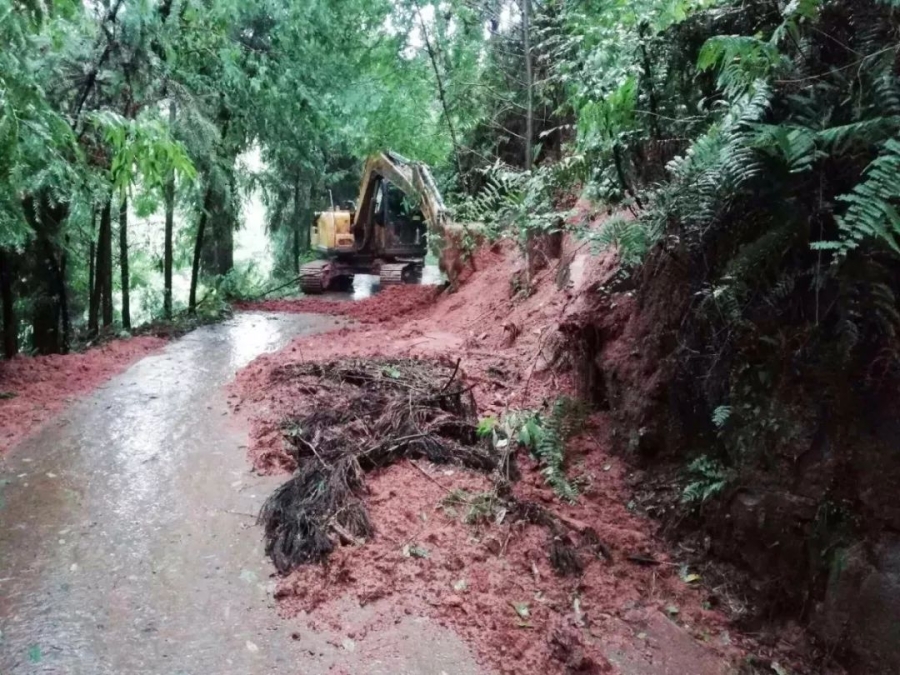 无畏风雨，徐工挖机四川客户救灾行