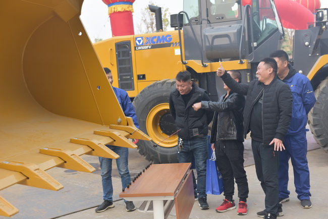 徐工装载机穿螺丝