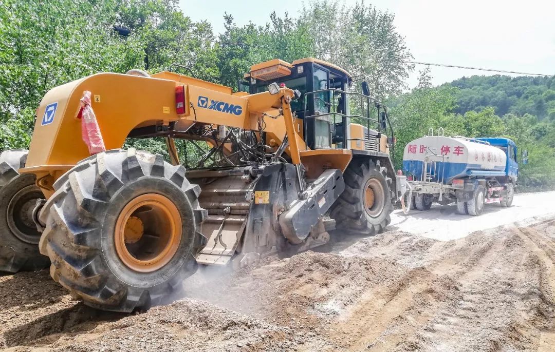 徐工冷再生机正在改造乡村道路