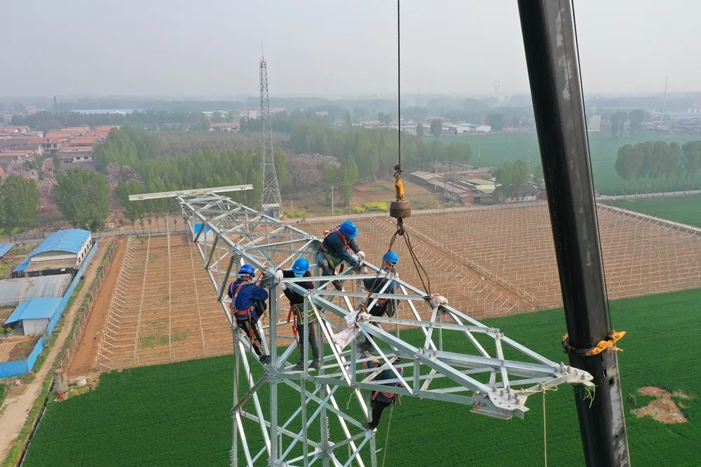 徐工吊车助力太焦铁路早通电