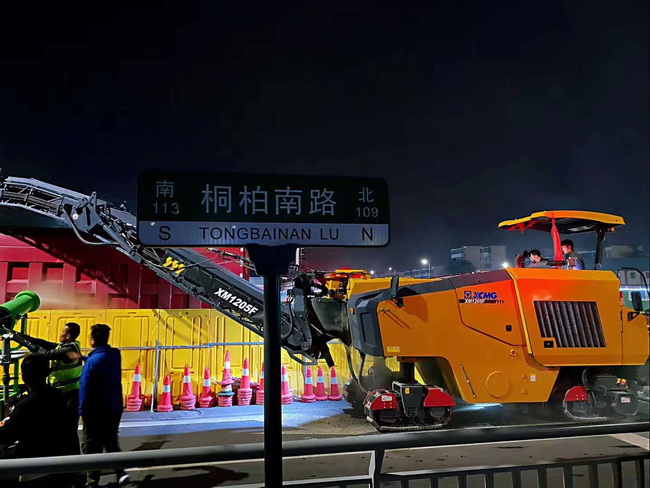 徐工XM1205F摊铺机助力郑州市桐柏南路市政工程建设