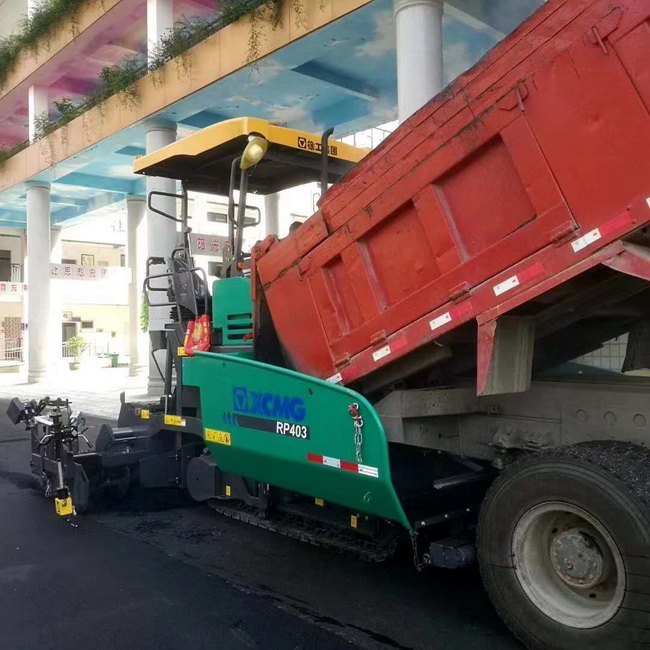 徐工RP403摊铺机在登封市唐庄初级中学校园道路施工