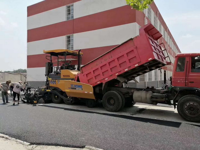 徐工RP453L摊铺机在登封市唐庄初级中学校园道路施工