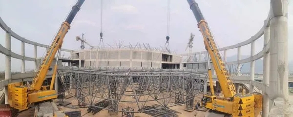 两台徐工XCA300起重机合力作业 两台徐工XCA300起重机合力作业