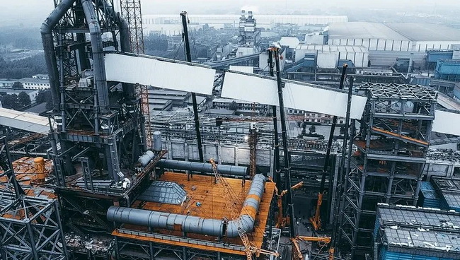 徐工大吨位起重机联吊助力澳森钢铁高炉上料通廊建设 徐工大吨位起重机联吊助力澳森钢铁高炉上料通廊建设
