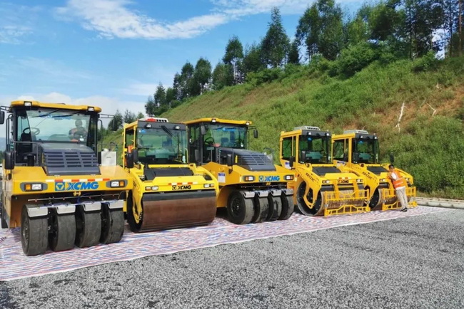 徐工RP1655超大摊铺机携手成套路面军团现身中开高速 徐工RP1655超大摊铺机携手成套路面军团现身中开高速