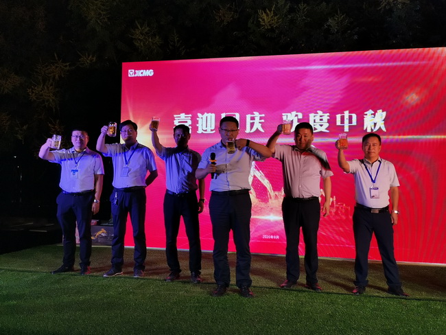 马总带领徐工挖机销售部领导层 齐上台致祝酒词