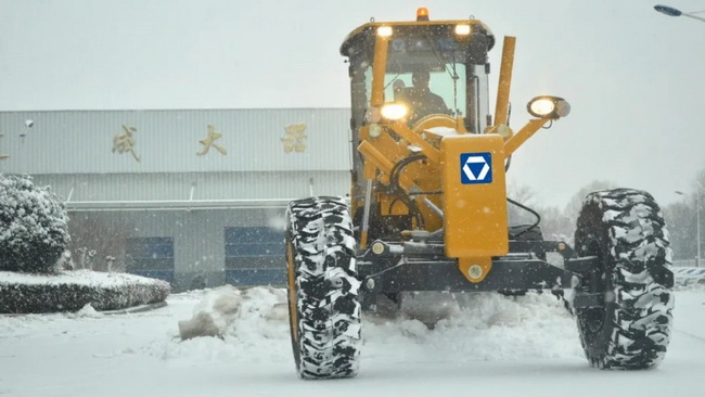 徐工平地机为公路除雪 徐工平地机为公路除雪