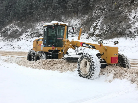 徐工平地机除雪
