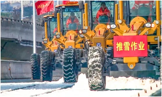 徐工GR1653平地机在泰州分会场分别开展干线公路除雪除冰 徐工GR1653平地机在泰州分会场分别开展干线公路除雪除冰
