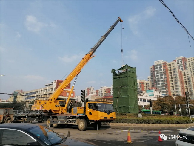 徐工吊车助力邓州大东关范仲淹像顺利搬迁