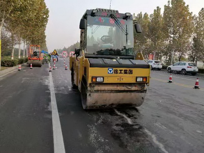 徐工系列轻型压路机等筑养路设备受到现场与会领导和操作手的一致好评