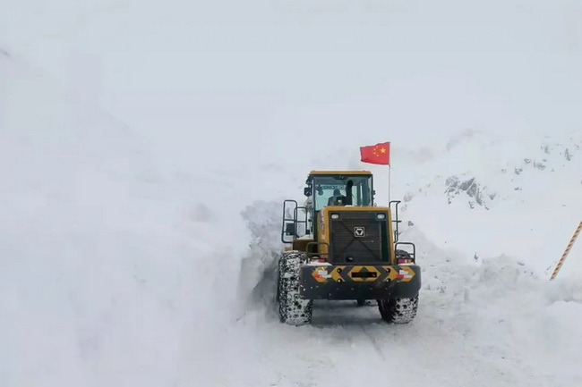 15台徐工LW500KV装载机道路除雪作业中