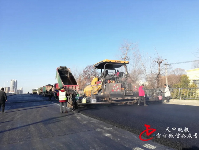 徐工RP903摊铺机助力驻马店市练江大道高架桥通车