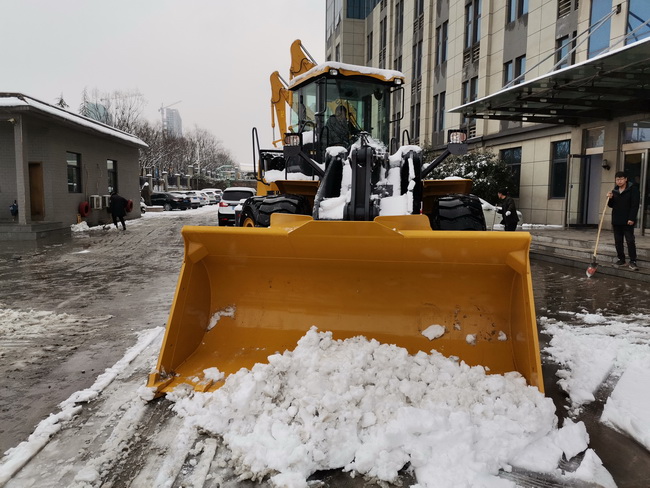徐工装载机助力河南路友机械道路安全畅通