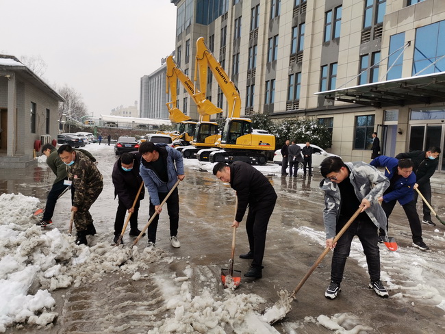 徐工装载机在河南路友机械进行除雪工作