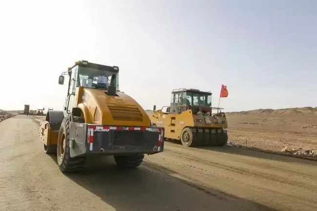 200台徐工道路机械在京新高速施工