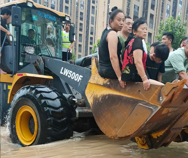 徐工铲车为灾区人民开辟生命通道