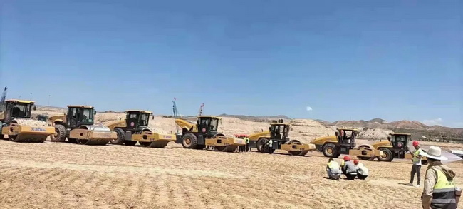 青海西宁曹家堡机场徐工压路机基层压实施工