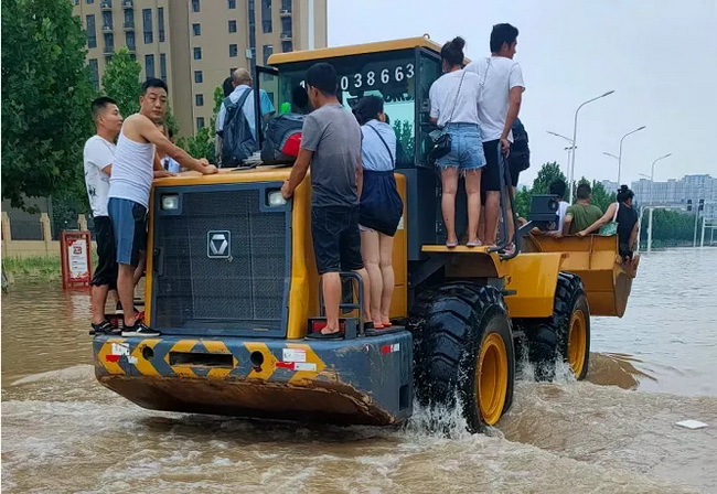 徐工装载机携风裹雨接力救援