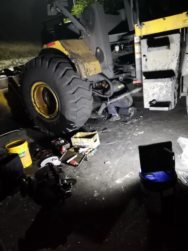 徐工服务闫师傅，连夜为南阳客户的徐工装载机更换主减