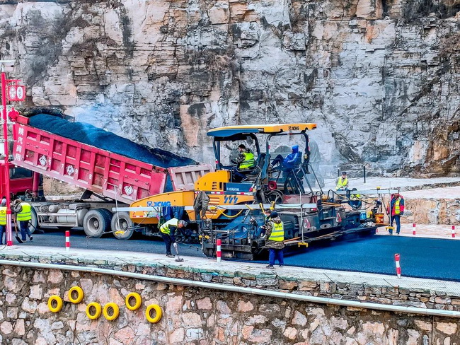 徐工RP903摊铺机在乡村道路建设工程的沥青摊铺