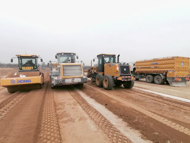 徐工成套化道路机械在黎霍高速施工