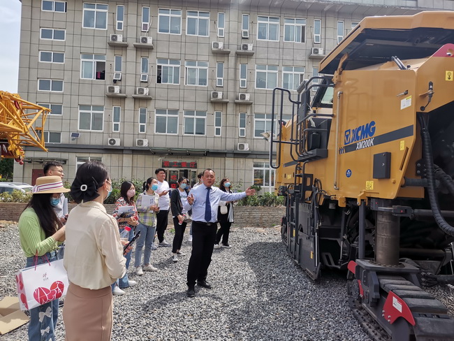 工作人员为客户介绍徐工道路机械