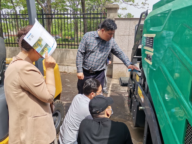 河南路友机械设备有限公司徐工道路机械负责人李彬为客户介绍徐工摊铺机