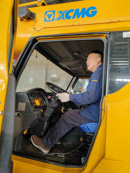 徐工服务人员董师傅试车
