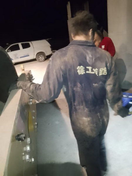 徐工服务人员连夜维修压路机