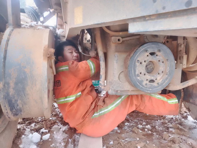 河南路友徐工服务工程师：刘师傅