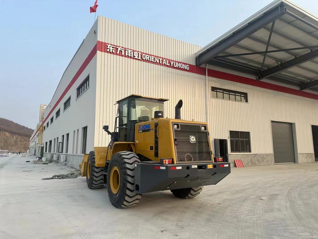 徐工XC956装载机交付南阳东方雨虹建材公司