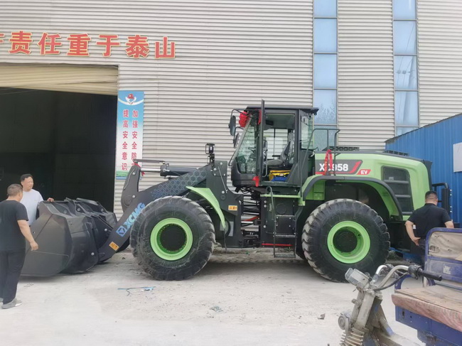 徐工XC958-EV纯电动装载机交付周口客户